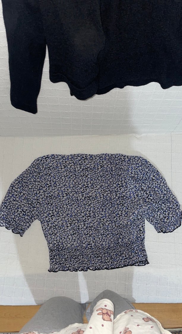 V Yaka, Kısa Kollu, Desenli Mini Bluz - Görsel 3