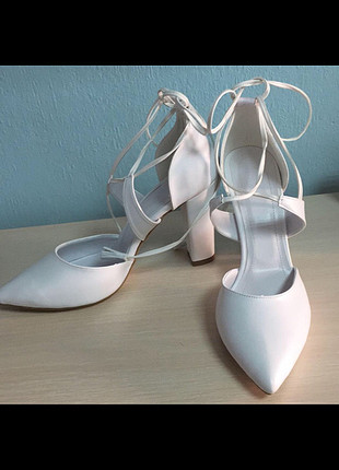 Beyaz kalın topuklu iplikli ayakkabı 