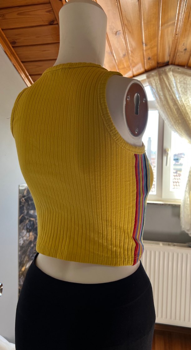 Sarı Yüksek Yakalı Kadın Atlet - Görsel 3