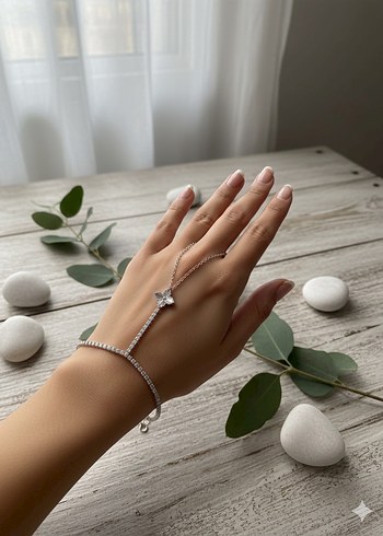 Zincir Detaylı Beyaz Yılan Desenli Kadın El Zinciri - Görsel 2