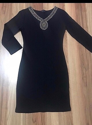 Siyah yakaişlemeli elbise#