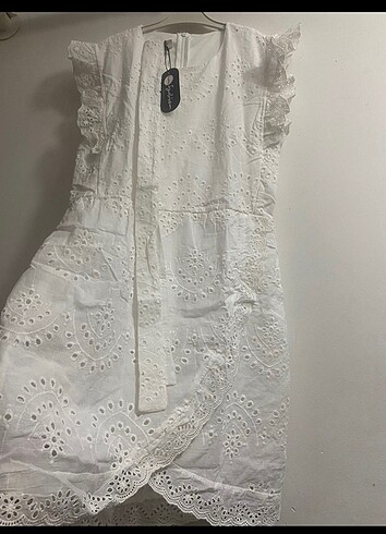 Beyaz fisto güpürlü kuşaklı yandan valonlu elbise#Yeni etiketli