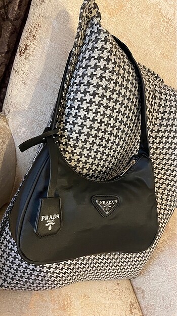 Prada kol çantası