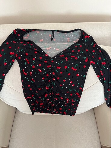 Stradivarius kirazlı bluz