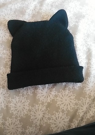 Siyah kedi kulaklı bere.