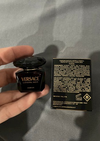 Beden Versace Crystal Noir Kadın Parfümü 5 ml