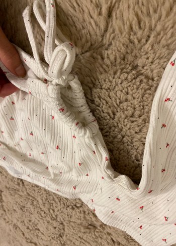 Bershka Beyaz Kiraz desenli crop