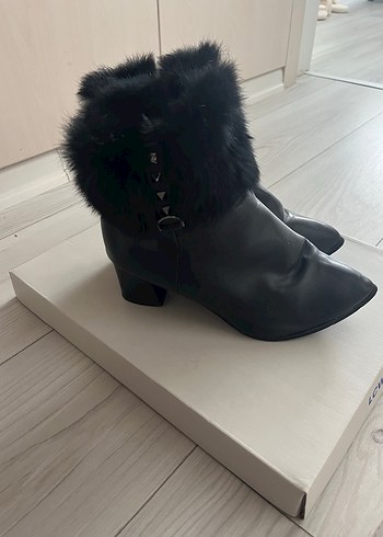 Siyah Kürklü Blok Topuklu Kadın Bot