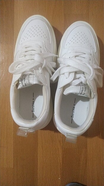 35 Beden beyaz Renk Bershka spor ayakkabı