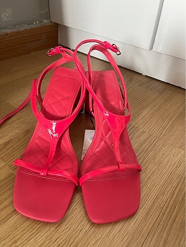 38 Beden Bershka topuklu sandalet