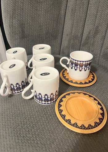 Beyaz ve koyu desenli 6'lı kahve fincanı seti