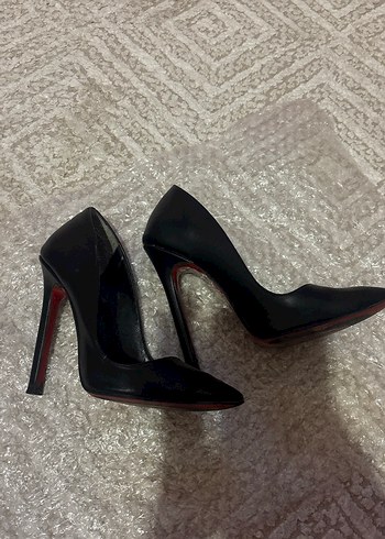 Siyah deri stiletto