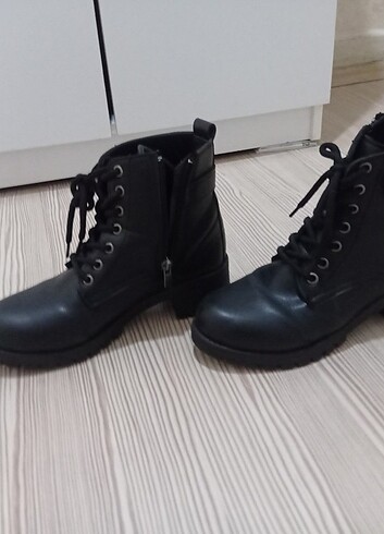 Kız çocuğu botu