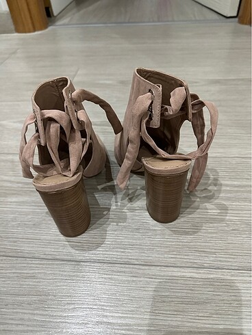 Forever New Arkası açık pudra rengi