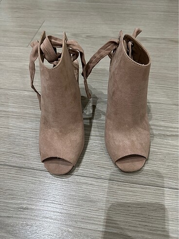 Arkası açık pudra rengi