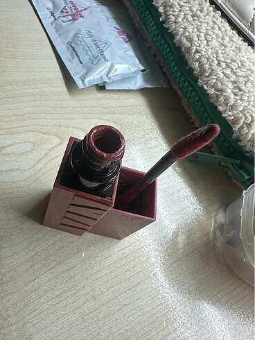  Beden Maybelline superstay vınkly ruj