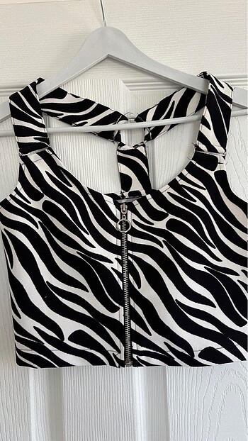 Önden fermuarlı zebra desenli crop