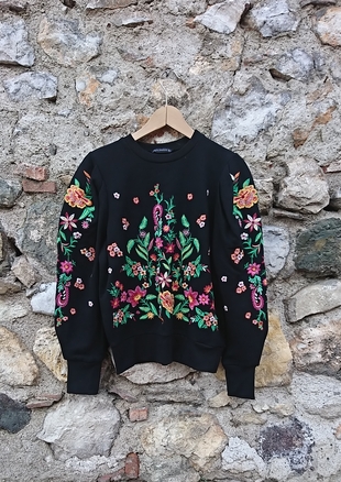 Zara nakışlı sweetshirt 