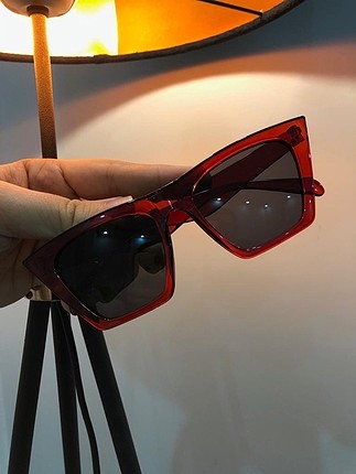 Kırmızı köşeli cat eye gözlük