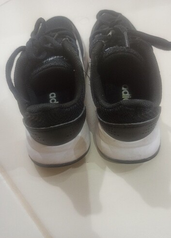 28 Beden Adidas çocuk Spor ayakkabı