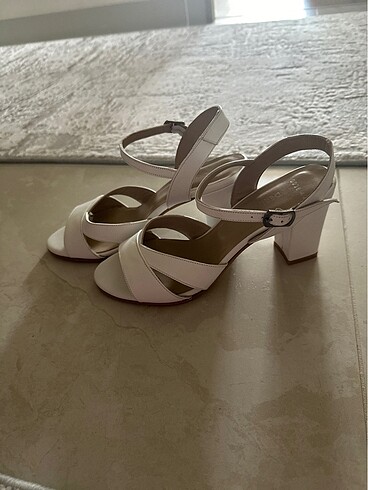 Zara Deripabuç beyaz topuklu ayakkabı