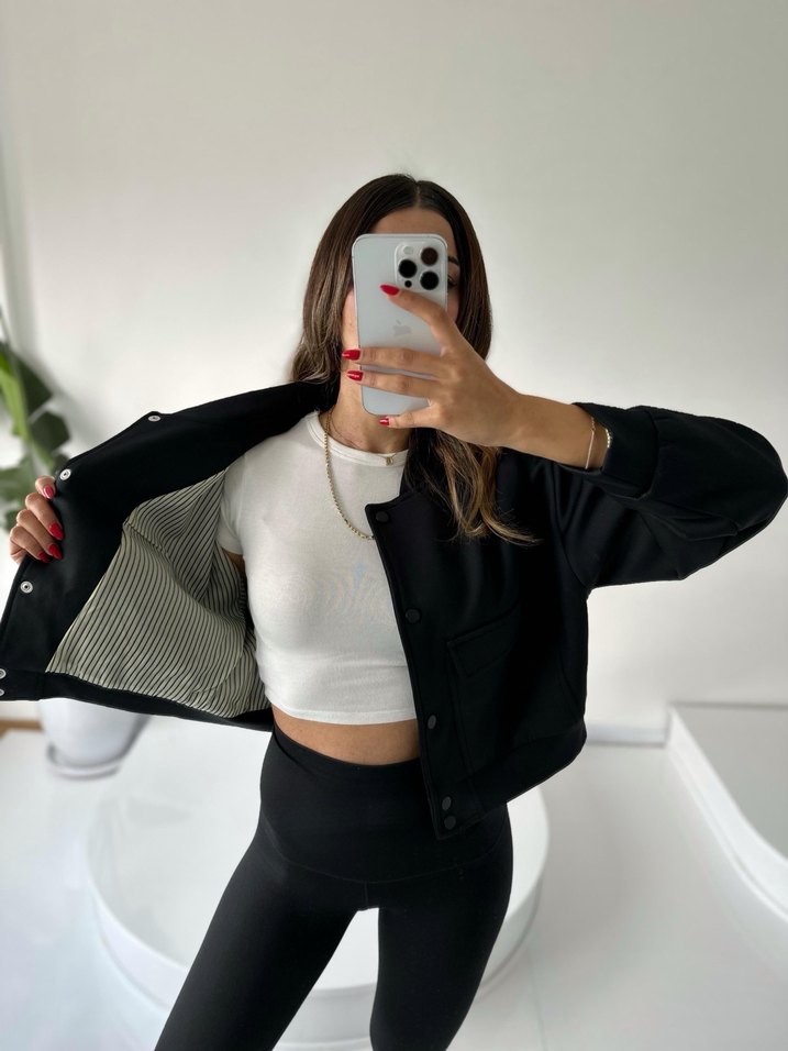 Siyah Düğmeli Kısa Ceket - Görsel 3