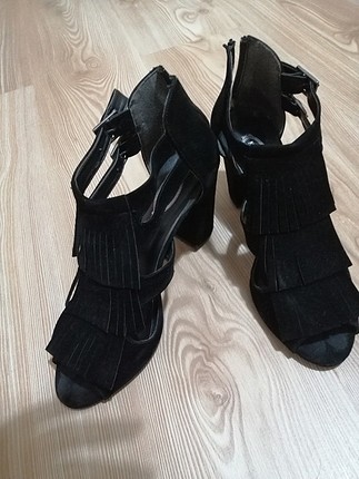 püsküllü siyah topuklu ayakkabı 
