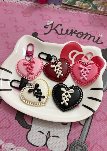 Hello Kitty Dantel Detaylı Renkli Kalp Anahtarlık Seti