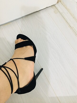 Siyah bağlıklı topuklu stiletto