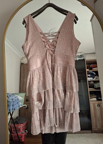 toz pembe Parlak Mini Volanlı V Yaka Elbise - Görsel 3