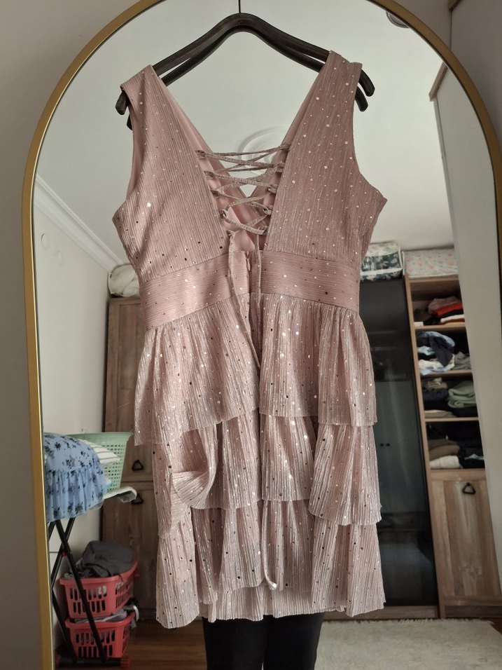 toz pembe Parlak Mini Volanlı V Yaka Elbise - Görsel 3