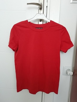 kırmızı bershka tişört 