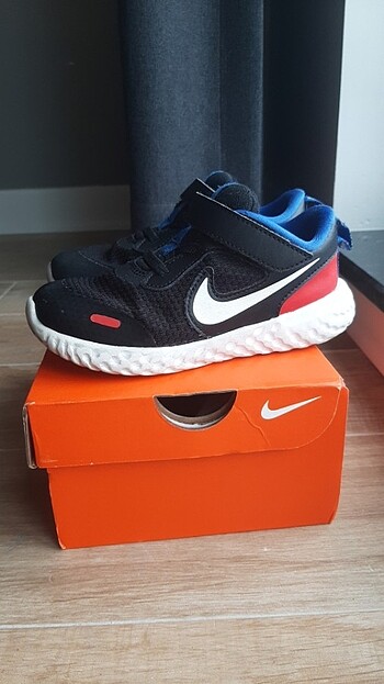 nike revolution 5