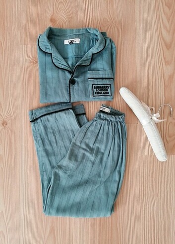 Burberry 6-7 yaş çizgili pijama takımı