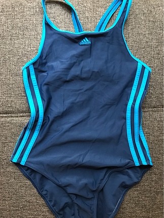 Sıfır ayarında, sorunsuz, adidas yüzücü mayo.