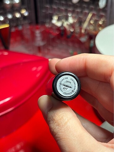 Beden kahverengi Renk MAC Paramount Satin Lipstick