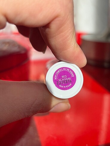 Avon Avon Color Trend Kiss 'N' Go Red Scandal