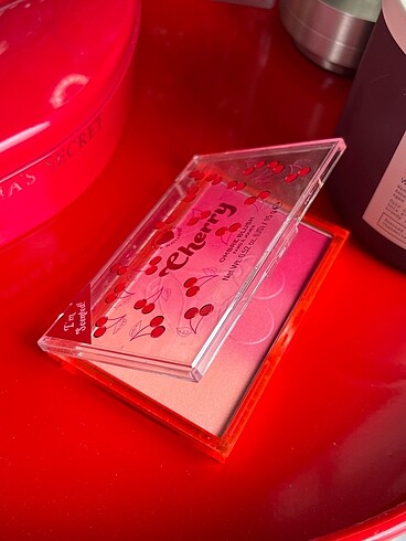  Beden I Heart Revolution Cherry Ombre Blush