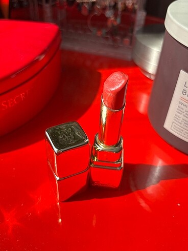 Beden Guerlain KissKiss Shine Bloom 319 Peach