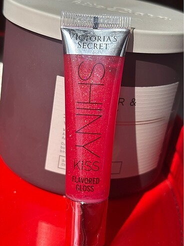  Beden Shiny Kiss Flavored Lip Gloss Cherry Bomb