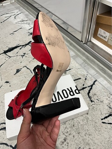 KIRMIZI TOPUKLU AYAKKABI - Görsel 3