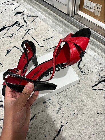 KIRMIZI TOPUKLU AYAKKABI - Görsel 2