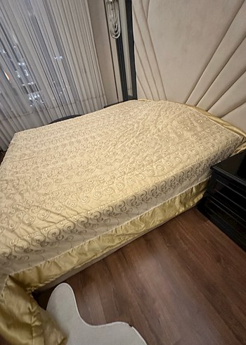 İşlemeli Parlak Beyaz Yatak Örtüsü - Görsel 4