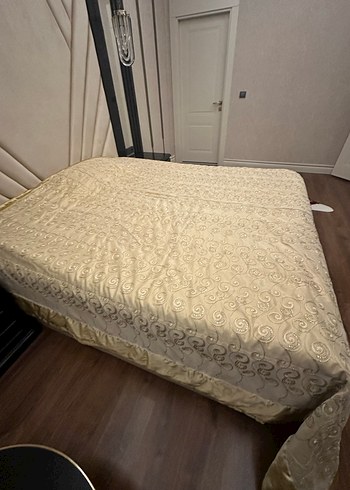 İşlemeli Parlak Beyaz Yatak Örtüsü - Görsel 3