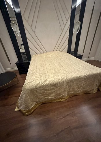 İşlemeli Parlak Beyaz Yatak Örtüsü - Görsel 2