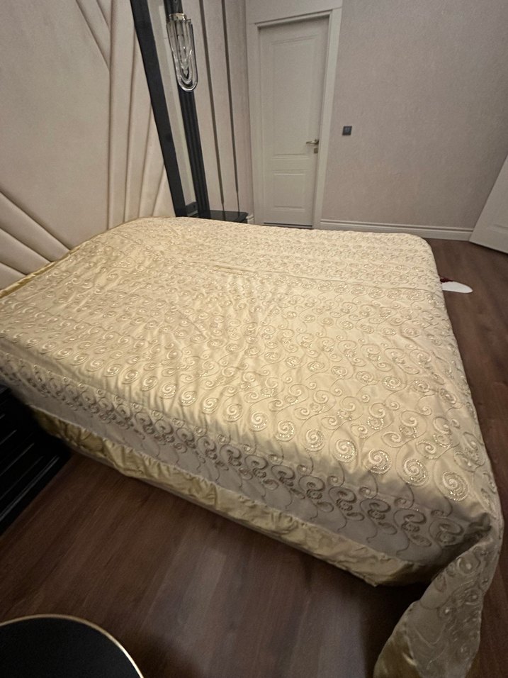 İşlemeli Parlak Beyaz Yatak Örtüsü - Görsel 3