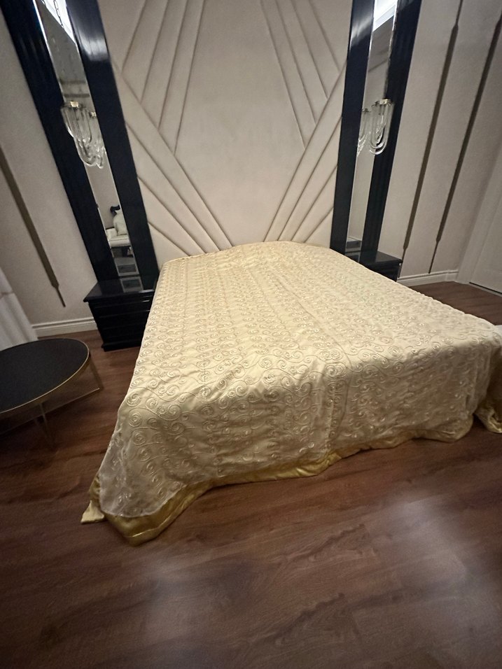 İşlemeli Parlak Beyaz Yatak Örtüsü - Görsel 2