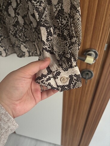 36 Beden kahverengi Renk H&M Yılan derisi desenli gömlek
