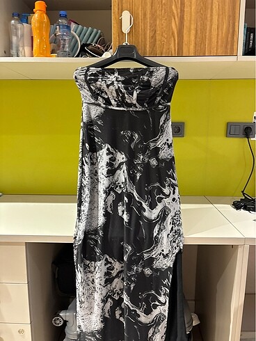 koton batik desenli straplez midi yırtmaçlı elbise