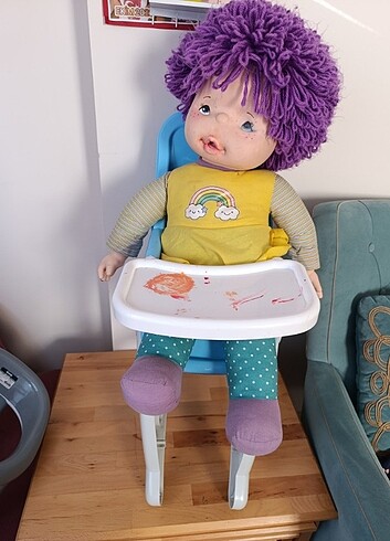 Oyuncak bebek ve oyuncak mama sandalyesi 